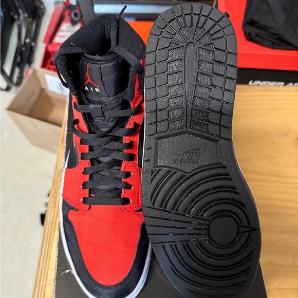 Jordan 1 OG High Hyper Orange, size 11.0 (OPEN TO OFFERS) - Picture 4 of 5